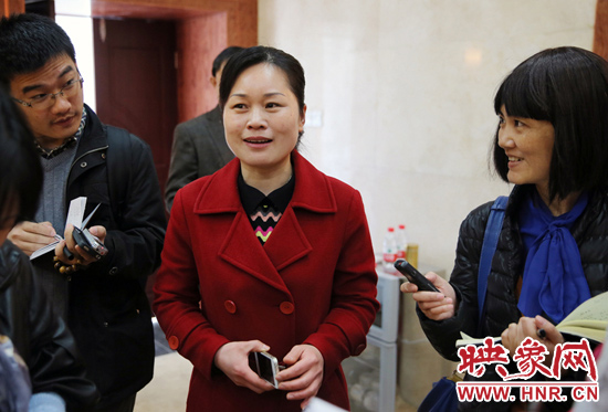 董亞娜是焦裕祿紀(jì)念館副館長(zhǎng)，她兩次給習(xí)近平講解，贊總書(shū)記看得仔細(xì)，聽(tīng)得認(rèn)真。3月20日，記者在蘭考采