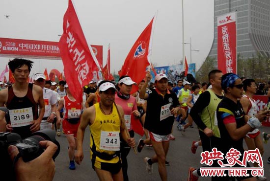 目前在鄭開大道上，一場角逐正在展開。