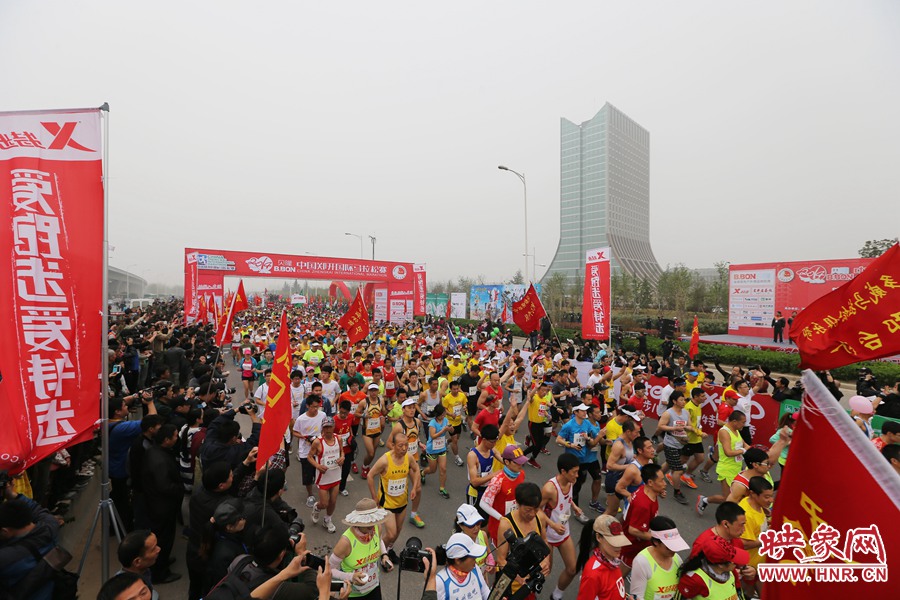 彩旗飄飄的起跑點(diǎn)。