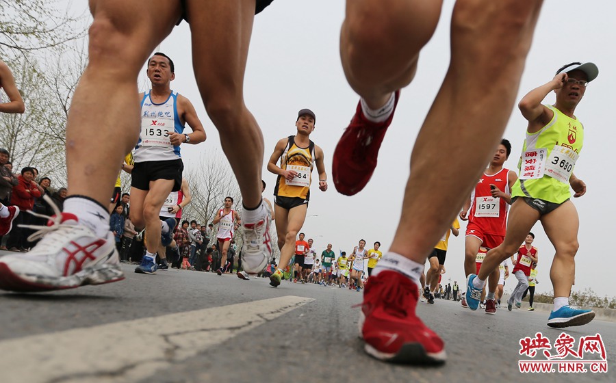 約五公里處，選手們已經(jīng)拉開了距離。