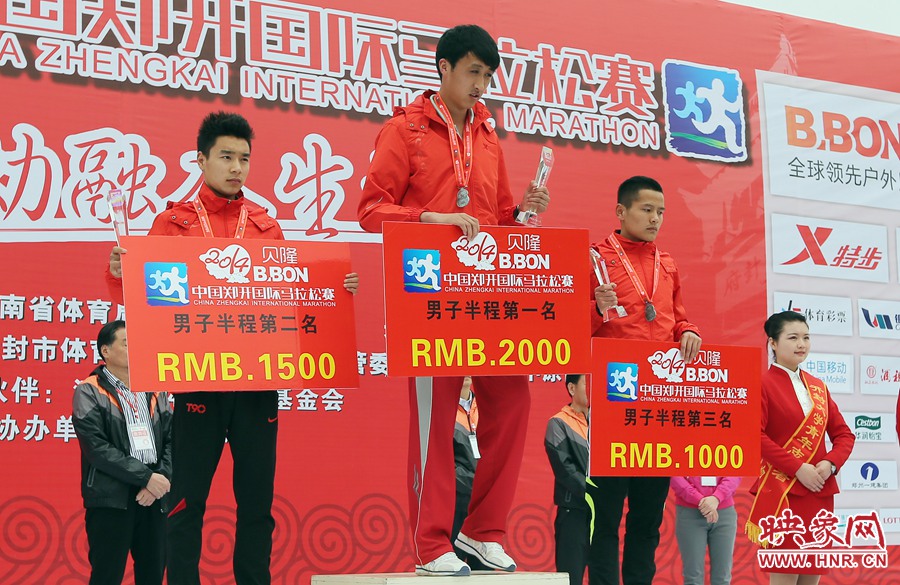 男子半程前三名選手。