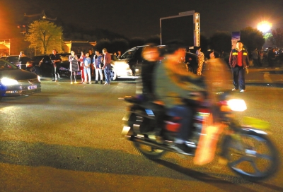 3月30日凌晨，地震發(fā)生后，秭歸縣城一些居民聚集到開闊的廣場上。新華社發(fā)