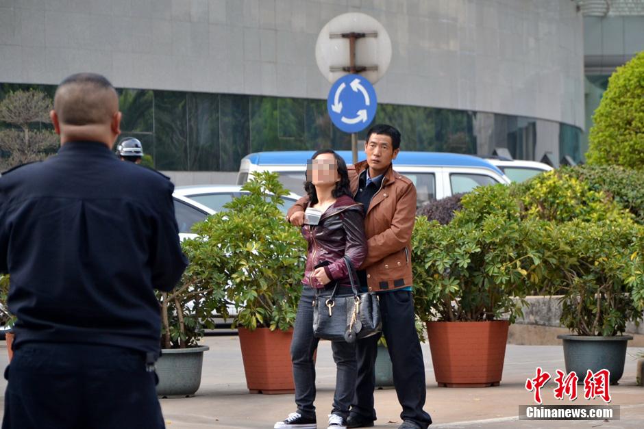 圖為劫持者與警方談判中。