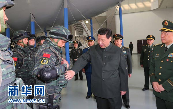 這是習(xí)近平同特戰(zhàn)隊(duì)員親切交談，詳細(xì)詢問他們的教學(xué)訓(xùn)練和生活情況。