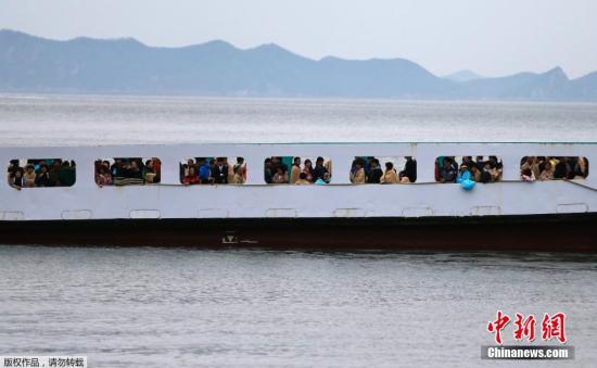 　4月17日清晨，失蹤者家屬乘坐渡輪前往事故現(xiàn)場(chǎng)。