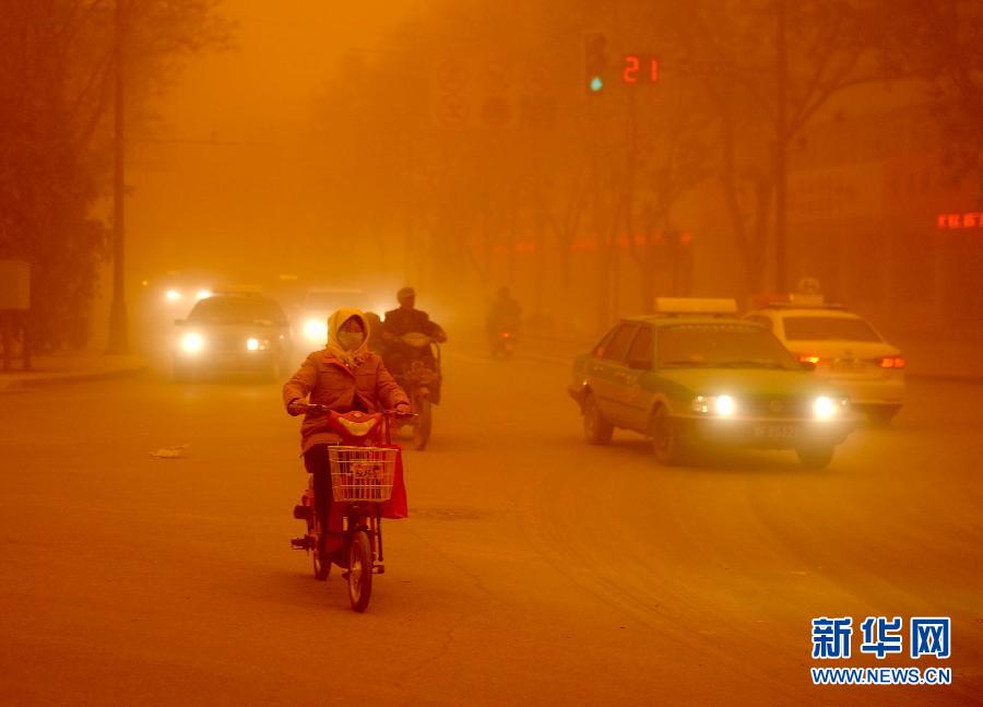 4月23日，沙塵暴中的敦煌街頭。