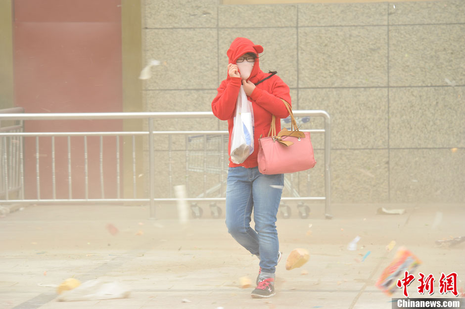 4月23日，受強(qiáng)冷空氣影響，新疆哈密出現(xiàn)出現(xiàn)強(qiáng)沙塵和降溫天氣