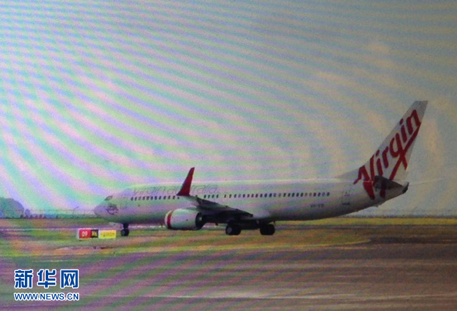 4月25日，迫降的澳大利亞維珍航空公司客機(jī)停在印度尼西亞巴厘島登巴薩機(jī)場(chǎng)（透過(guò)飛機(jī)舷窗拍攝）。