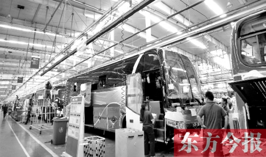 隨著能源和環(huán)保的壓力加大，跟隨國家的產(chǎn)業(yè)風(fēng)向標(biāo)，河南汽車產(chǎn)業(yè)也大力發(fā)展電動汽車，力求“彎道超車”。