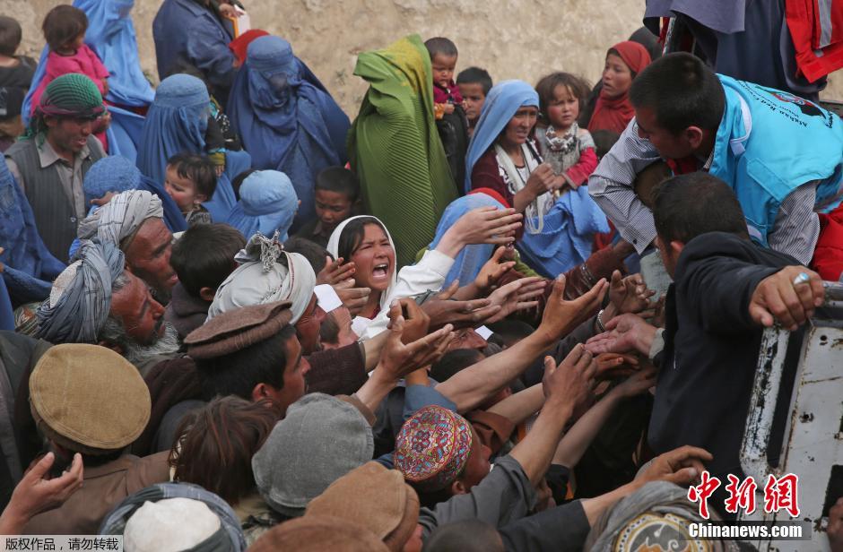 阿富汗山體滑坡災(zāi)民哄搶救災(zāi)物資 阿富汗山體滑坡災(zāi)民哄搶救災(zāi)物資