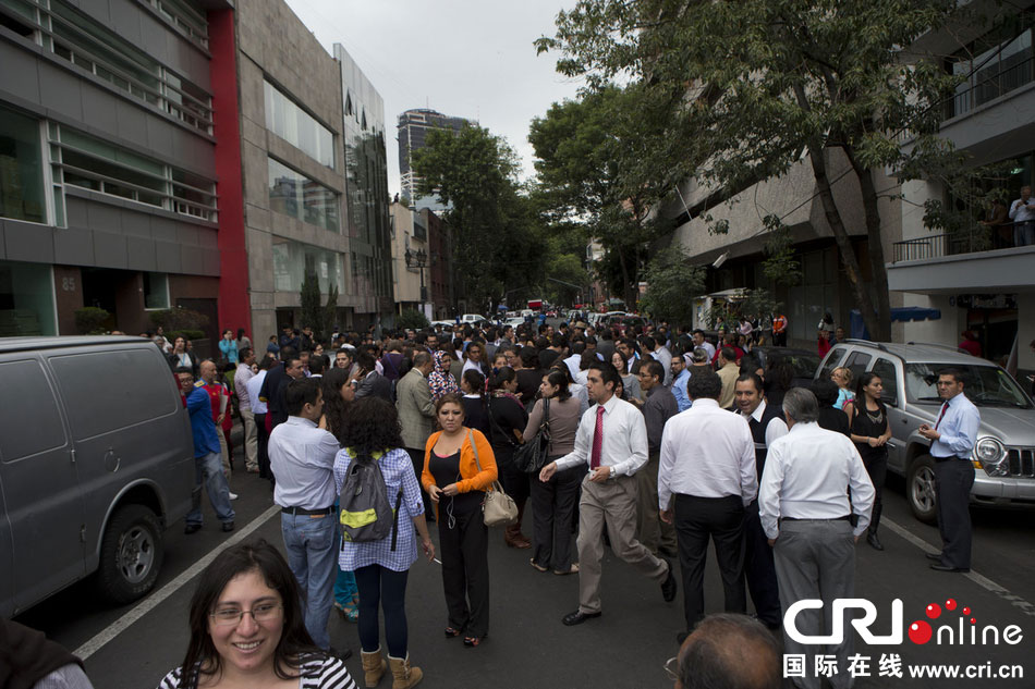 當(dāng)?shù)貢r間2014年5月8日，墨西哥墨西哥城，市民聚集在街道上?！D片來源：Rebecca Black