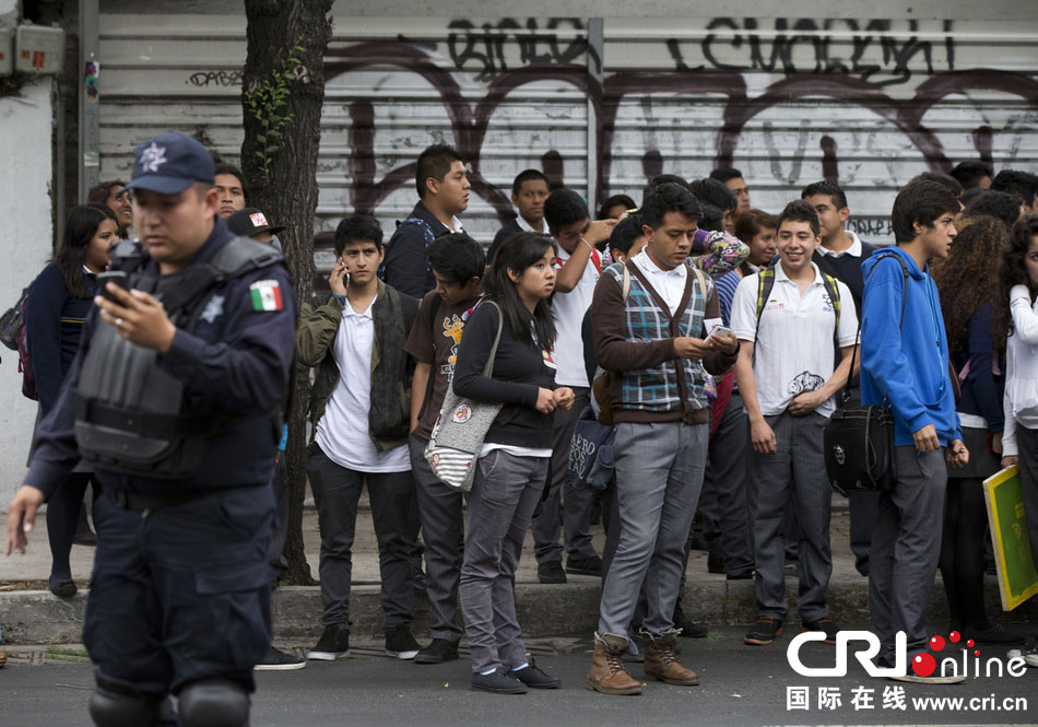 當(dāng)?shù)貢r間2014年5月8日，墨西哥墨西哥城，市民等在路邊等待道路重新開啟。