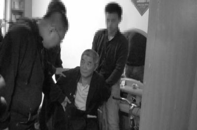 　向南夫被警方抓獲。