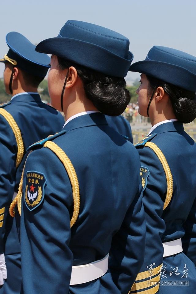 解放軍首批女儀仗兵亮相，90%以上擁有大專以上學(xué)歷，平均身高1.72米。圖為女兵儀仗隊(duì)。