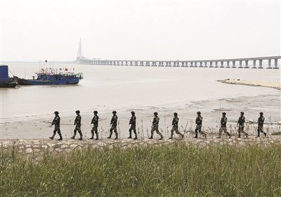 上海加強(qiáng)安保工作，警方在長江沿岸巡邏