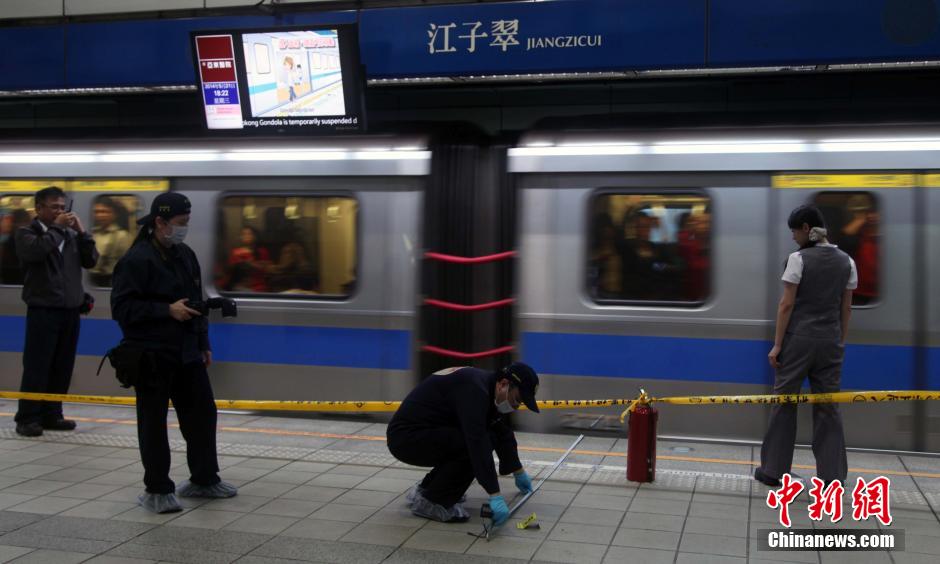 圖為新北市警察在現(xiàn)場勘查。中新社發(fā) 劉舒凌 攝