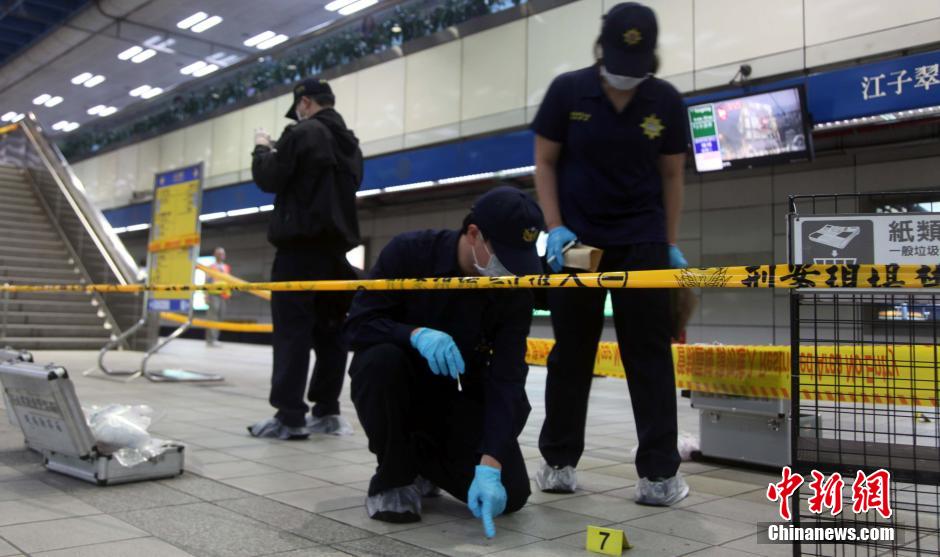 圖為新北市警察在現(xiàn)場勘查。中新社發(fā) 劉舒凌 攝