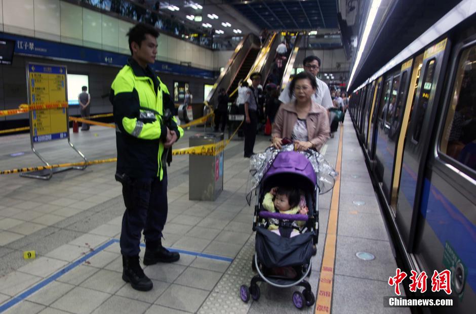 圖為新北市警察在現(xiàn)場勘查。中新社發(fā) 劉舒凌 攝