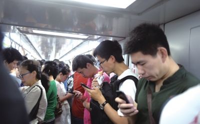 北京地鐵6號線,一名上班族利用乘車時間進餐。京華時報記者陶冉攝