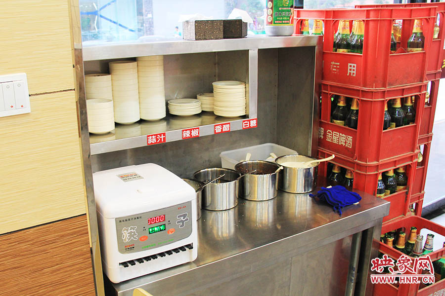 調(diào)料、小碟、餐具也都被放在另一張單獨(dú)的桌子上,需要用餐者“自助”。