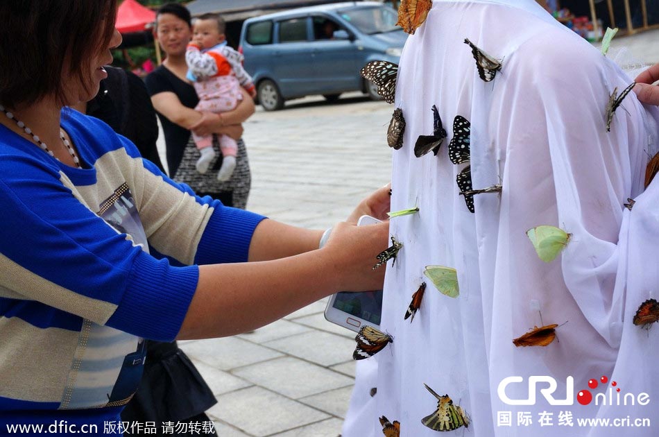 “蝴蝶仙子”身穿上百只剛剛扎死的蝴蝶。圖片來源：老祝/東方IC