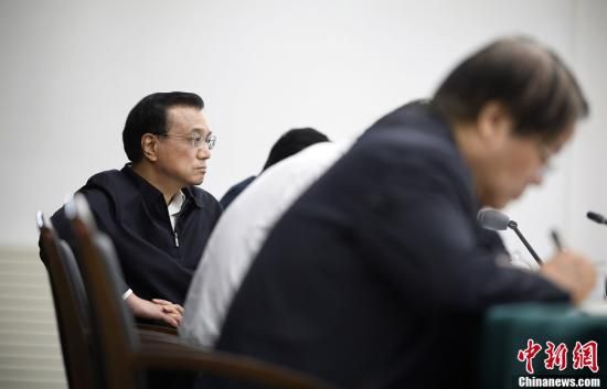 李克強在赤峰主持召開部分企業(yè)與金融機構負責人座談會。