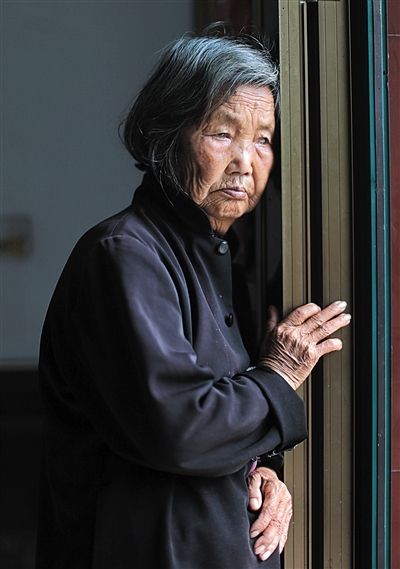 為了能“睡棺木”土葬，潘秀英四次喝農(nóng)藥自殺，后被搶救過來。