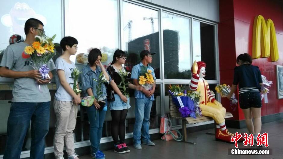 山東招遠(yuǎn)民眾自發(fā)悼念“5·28”受害者 山東招遠(yuǎn)民眾自發(fā)悼念“5·28”受害者