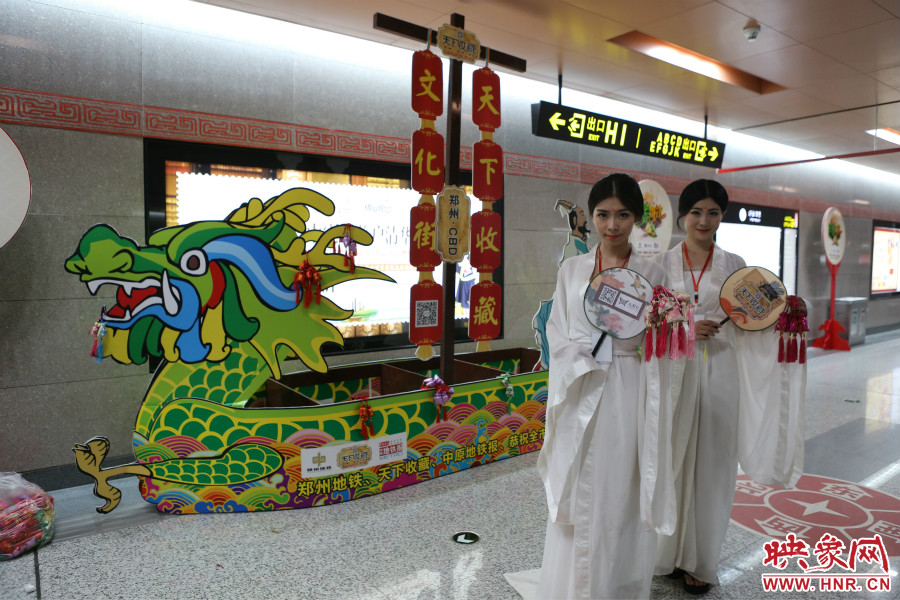 乘著龍舟“穿越”到鄭州的兩位古裝美女。