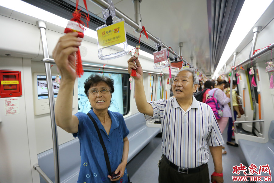 濃濃的端午文化吸引了不少老年人前來乘坐地鐵。