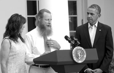 美國總統(tǒng)奧巴馬和伯格達(dá)爾的父母共同出席新聞發(fā)布會。圖/CFP