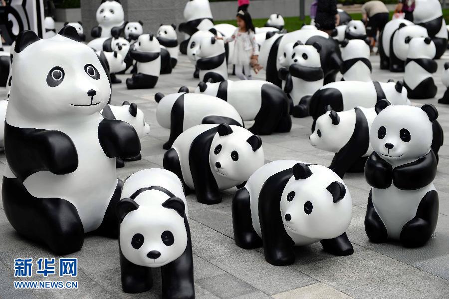這是6月2日在上海靜安嘉里中心廣場拍攝的萌態(tài)百出的“熊貓”大軍。