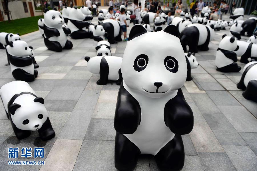 這是6月2日在上海靜安嘉里中心廣場拍攝的萌態(tài)百出的“熊貓”大軍。