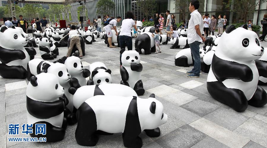 6月2日在上海街頭拍攝的大熊貓模型。