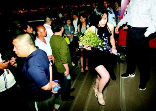 血案發(fā)生幾天來，很多招遠(yuǎn)市民自發(fā)送來鮮花，悼念逝者。本報記者趙金陽見習(xí)記者呂奇攝