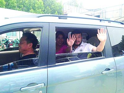 孫正龍和妻子、家人，揮手和醫(yī)護(hù)人員告別。張凌飛