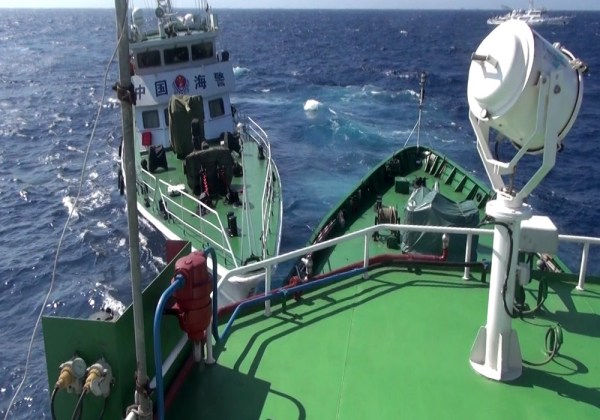 越南拍攝的中國(guó)?？樟α孔o(hù)衛(wèi)981鉆井平臺(tái)。