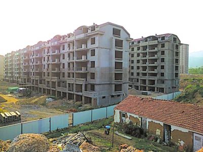 住宅樓的外立面還未裝修，但據(jù)售樓處工作人員介紹，第一批開盤已經(jīng)賣掉了99套。