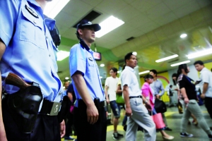 地鐵內(nèi),攜槍巡邏。