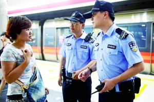 地鐵內(nèi),遇到群眾求助。