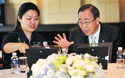 2008年7月，聯(lián)合國秘書長回到韓國時(shí)，特意會(huì)見李炤燕。