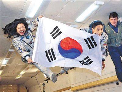 　2007年9月10日，李炤燕（左）在俄羅斯首都莫斯科接受零重力飛行訓(xùn)練。