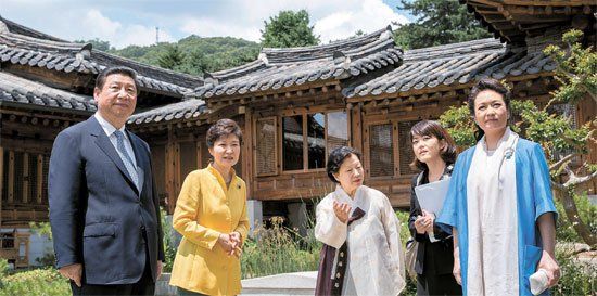 照片中左起分別是習(xí)近平、樸槿惠、家具博物館館長(zhǎng)鄭美淑(音)、隨同翻譯、彭麗媛。