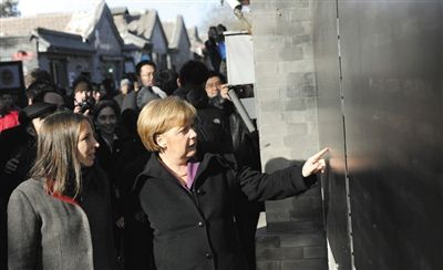 2012年2月2日，北京，默克爾來(lái)到南鑼鼓巷游覽。