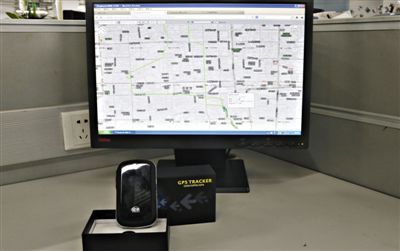 記者花近400元網(wǎng)購的定位監(jiān)聽器，能通過短信激活，進(jìn)行實時監(jiān)聽。