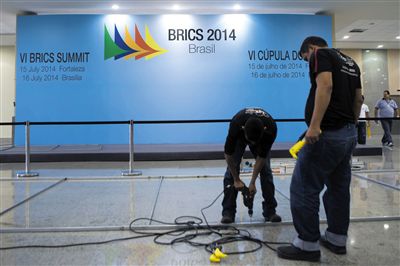 　13日，福塔萊薩的塞阿拉州會(huì)展中心，工作人員布置會(huì)場(chǎng)新聞發(fā)布廳。