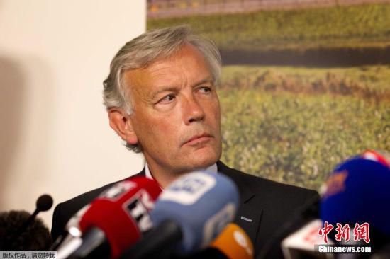 7月17日，在荷蘭阿姆斯特丹斯希普霍爾機(jī)場舉行的的新聞發(fā)布會上，馬航歐洲區(qū)負(fù)責(zé)人介紹情況。