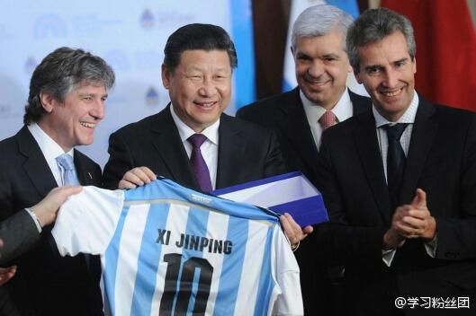 習(xí)近平獲贈阿根廷國家足球隊(duì)10號球衣 習(xí)近平獲贈阿根廷國家足球隊(duì)10號球衣