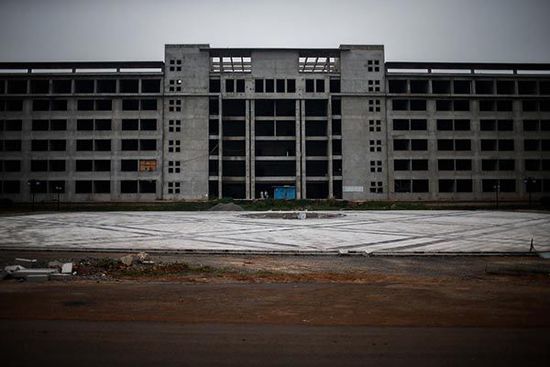 2014年7月11日，安徽省宿州市蕭縣，空置廢棄的縣政府新大樓。 澎湃新聞 楊一 圖