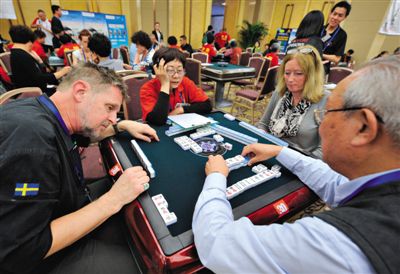 2012年10月28日，重慶，“第三屆世界麻將錦標(biāo)賽”拉開戰(zhàn)幕，不少國(guó)外選手前來(lái)參賽。